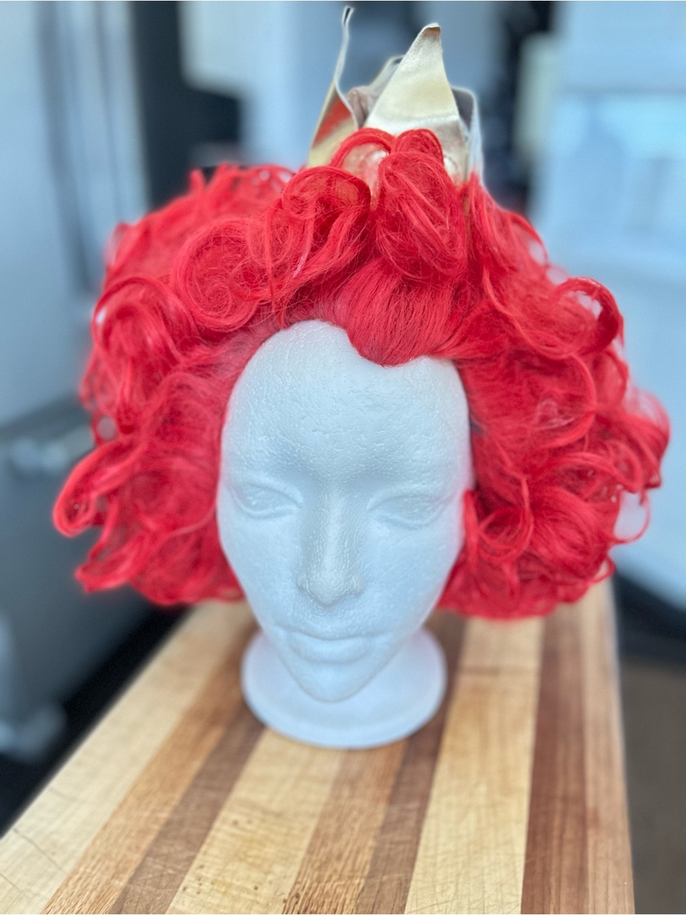 Disney
Alice in Wonderland
Queen of Hearts Costume Wig with
Crown